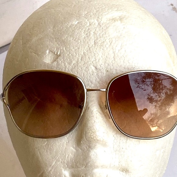 Prada vintage sunglasses 😎 with case made in Italy white temples silver frame - Picture 6 of 16